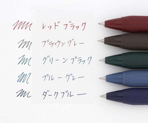 サラサクリップ 0.5mm ブラウングレー パッケージの上面が見える状態で、細長いボディとクリップ部分が鮮やかに見える。