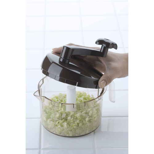 電子レンジ調理器 SUGMOG スープチョッパー 目盛り付き レシピ付き 透明な容器に具材が整然と入れられ、目盛りが見える状態