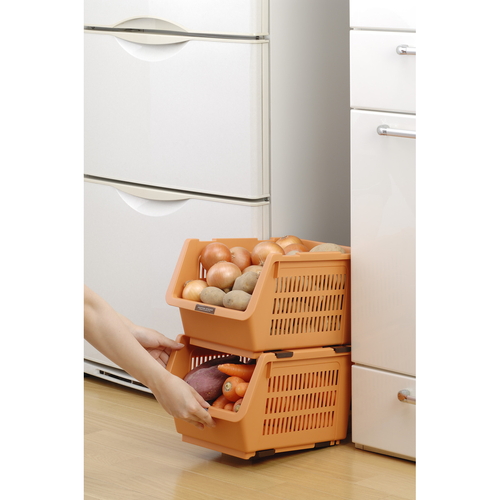 野菜ストッカー スリムストッカー じゃが玉ストッカー 同色3個セット オレンジ 上部から撮影された、重ねられたオレンジの収納容器が見える状態。
