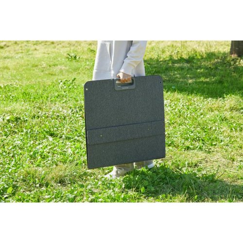充電機器 ポータブル電源用ソーラーパネルISP-A100M-H アイリスオーヤマ 折りたたまれた状態のソーラーパネルがテーブルに置かれている様子