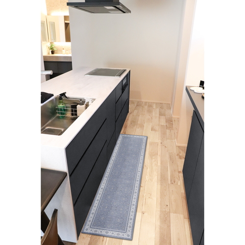 キッチンマット　khastan　インテリアマット45X180cm　グレー グレーのインテリアマットが床に敷かれ、柔らかな質感とシンプルなデザインが際立っている様子。