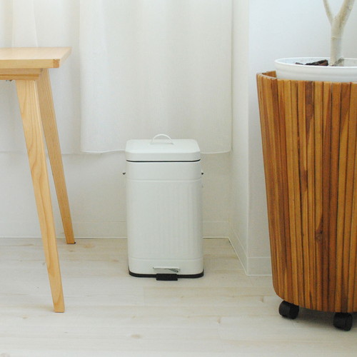 ゴミ箱　Galva　ダストボックス　スクエア　12L　マットホワイト マットホワイトのスクエア型で、正面からはシンプルなデザインが強調されている状態。