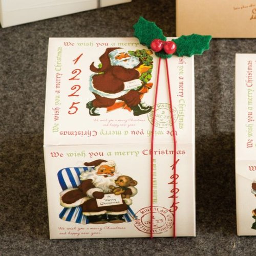 贈答用飾り ハンドメイドクリスマス ゴムタッグ-4/パール付柊(20枚 ヘッズ 緑色の葉とクリスマスパールが装飾されたゴムタグが20枚並べられた様子