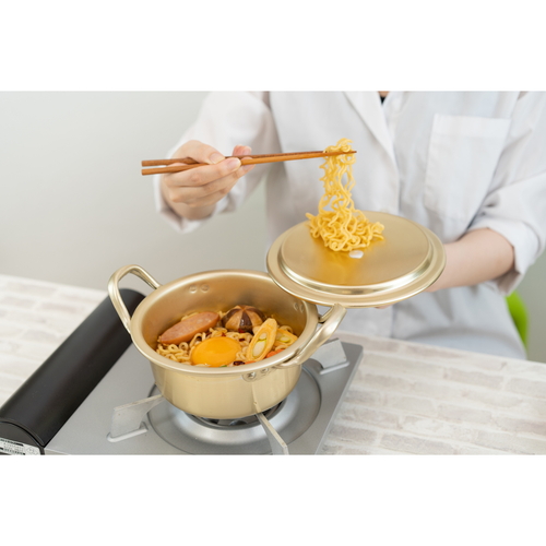 両手鍋　味覚探訪　韓国編　　アルミラーメン鍋16cm 光沢のある表面の鍋が正面から撮影されている状態で、取っ手が両側に付いている様子。
