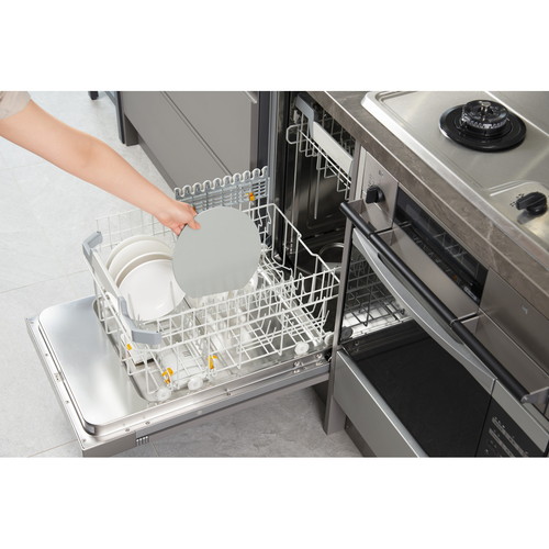 丸いまな板　まるいエラストマーまな板　食卓で使えるミニ 表面が滑らかで、コンパクトに丸くカットされたまな板が置かれている様子