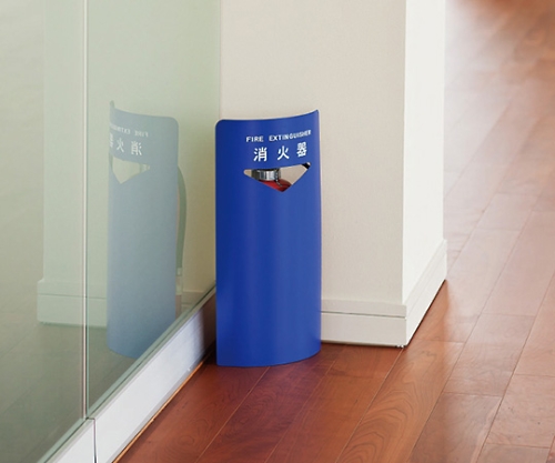 消火器ボックス (据置・コーナー兼用型) ブラック 黒い消火器ボックスがコーナーに据えられた状態
