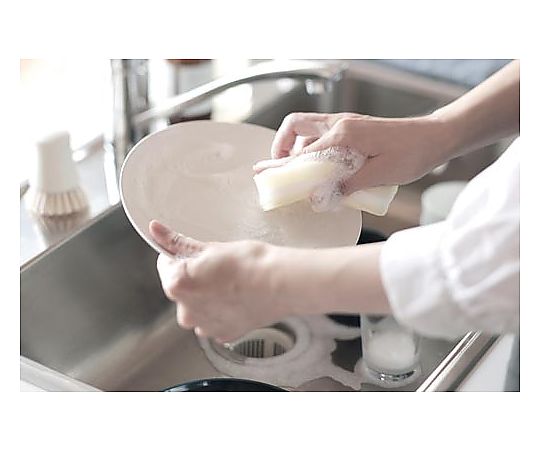 抗菌キッチンスポンジ3層K752W 水色と白のストライプ柄、立てて置かれた状態で清潔感が漂う様子