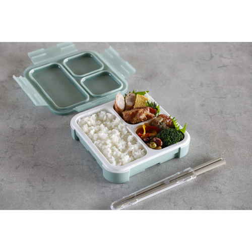 弁当箱　薄型弁当箱　抗菌フードマン500　1段　500ml　グリーン やや斜めから見たグリーンの薄型弁当箱が開いた状態で、内部が清潔に保たれている様子