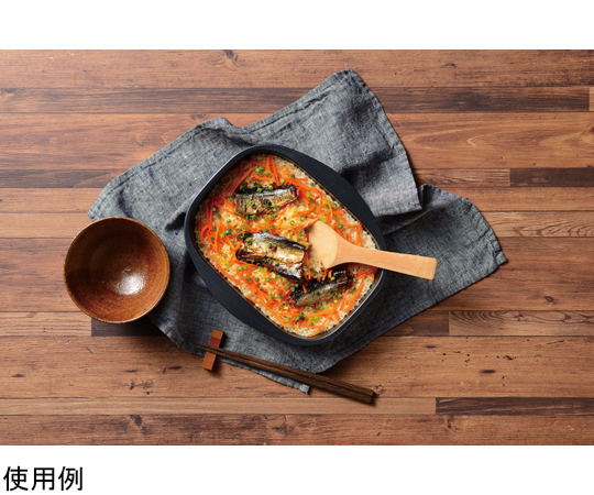 パリージュ レンジパン L 光沢のある表面を持つ、キッチン用品の側面が見える状態