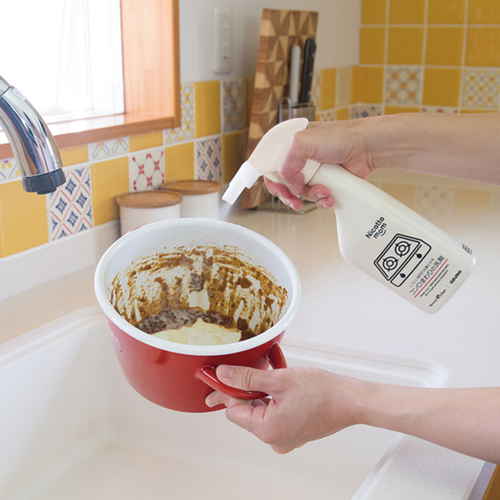 キッチン洗剤　油汚れ　洗剤　キッチン　コンロ　ニコットマム　無添加　汚れ落とし　換気扇　台所　自然派 直立したパッケージが背景をぼかしながら鮮やかな色で映る。