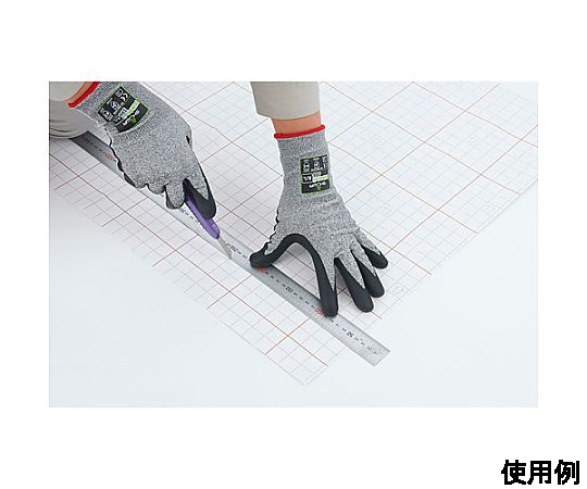[S] 手袋(耐切創/高強度PE系・ニトリルコート) 黒いニトリルコートの手袋が正面から見える状態で、手首部分がややフィットした形状をしている。