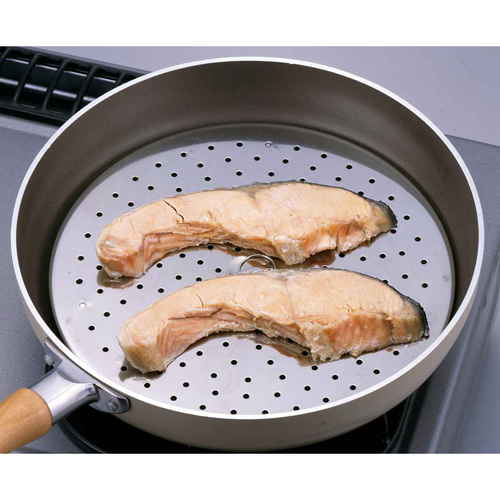 蒸し皿 フライパン用蒸し調理プレート 23.5cm ステンレス製 ステンレス製の調理プレートが斜めの角度から見える状態で、ツヤのある表面が反射している。