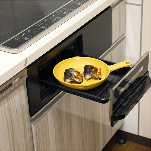 グリルプレート　丸型　19cm　IH対応　copan　食洗機対応　マスタード 明るいマスタード色の丸型プレートがテーブルに置かれている様子
