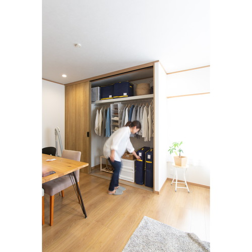 収納袋 コンパクト 優収納アルファ すきま用 羽毛布団 布団 ネイビー 横向きに置かれたネイビーの収納袋、軽快に開口部が見える状態