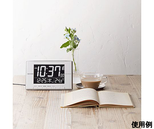 120x194x21mm [電波]掛･置兼用時計(AC電源) 正面から撮影され、数字のディスプレイと木目調のデザインが見える状態