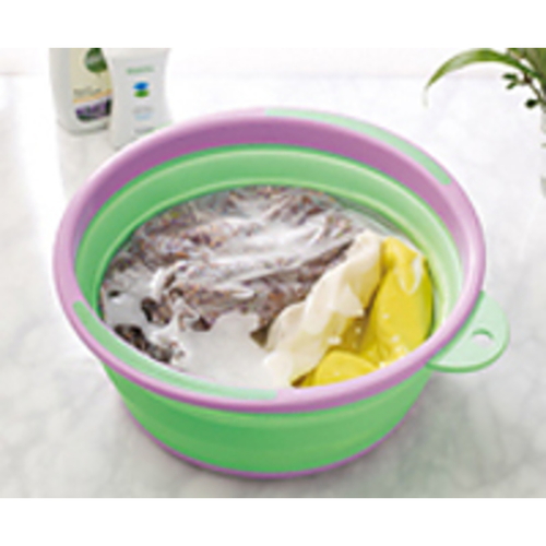 折りたたみバケツ SOFT TUB 12L グリーン 明るいグリーンのバケツが折りたたまれた状態で、テクスチャーや形状が見える。