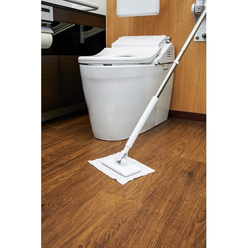 タッチレストイレワイパー 1本 持ち手の付いた清掃用具が傾けられ、軽やかなデザインが際立つ状態