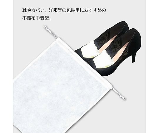 不織布バッグ　巾着タイプ　K35-45　薄口シロ　10枚 明るい光の下で開いた状態の巾着タイプバッグが並んでいる様子