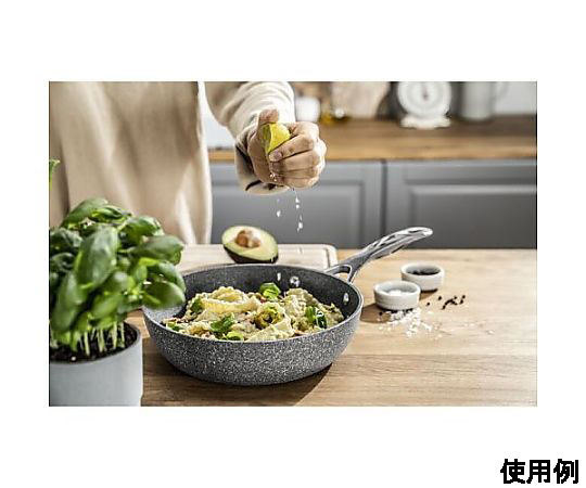 24cm 深型フライパン(IH対応) 鍋の内側が見える状態で、光沢のある金属質感が強調されている