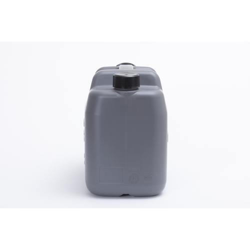 灯油缶　IWATANI　灯油タンク10L　KEROSENE　TANK　　IT-10LGY 明るい色合いの灯油缶が地面に立てられ、角度をつけて撮影された様子。