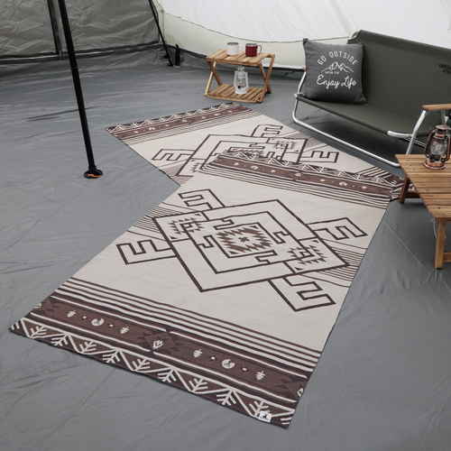 レジャーシート　インドシグネチャーラグ　100×180cm　キャプテンスタッグ　ブラウン 明るい色合いの布地が折り畳まれている様子、柔らかなテクスチャーが確認できる。