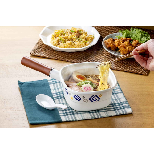 角型片手鍋　ホーロー四角いお鍋　麺ごこち　14　X　14　cm 光沢のあるホーロー仕上げの角型鍋、側面が斜めから見える状態。