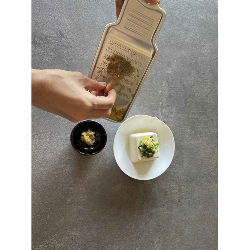 薬味用ハケ　キッチン用ミニくまで薬味トリーナーmini 上部から見下ろした状態で、緑色のハケ部分が目立つ配置