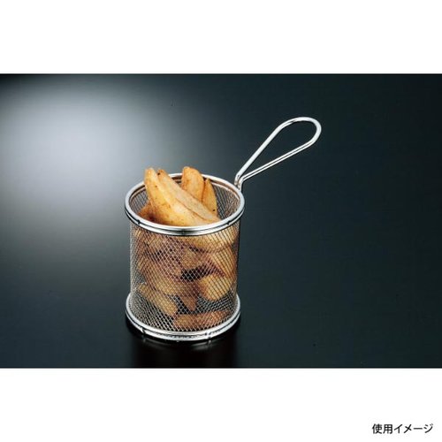 洋食卓上用品 03115013 プチバスケット 丸形 トーダイ 丸形のバスケットが木製のテーブルの上に置かれ、ふんわりとした白い布が敷かれている様子。