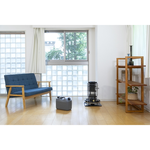 灯油缶　IWATANI　灯油タンク10L　KEROSENE　TANK　　IT-10LGY しっかりとした構造のタンクが斜めから見える状態