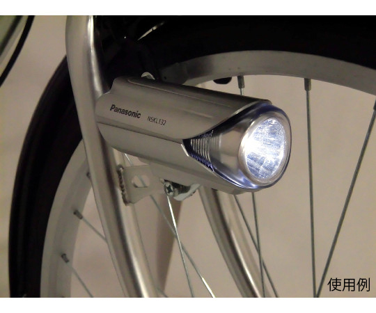 LEDカシコイランプ 明るい光を放つスタンド型ランプが手前にあり、周囲には柔らかな影ができている様子