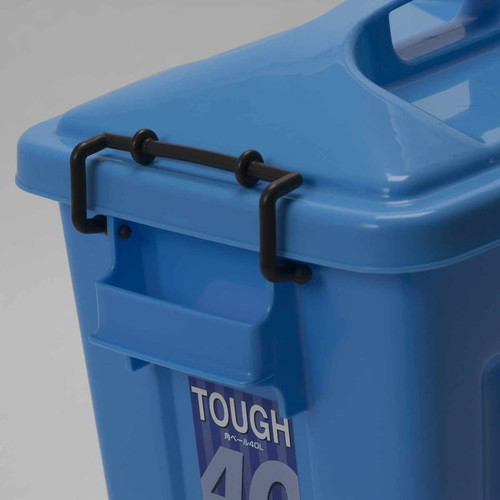 ゴミ箱　タフ角ペール　40L　本体 角の立ったデザインの黒いペールが正面に見える状態で、白い背景が際立っている。