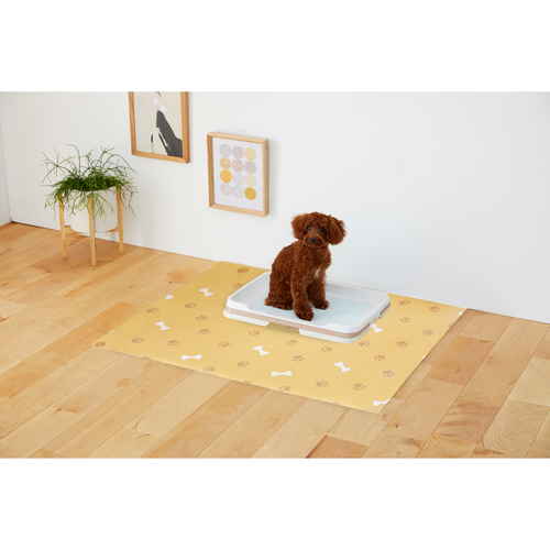 ペットマット　ラクペトモ　90×12cm　ケージマット 白色のマットが横たわり、周囲に清潔感のあるバリエーション展開が見える状態