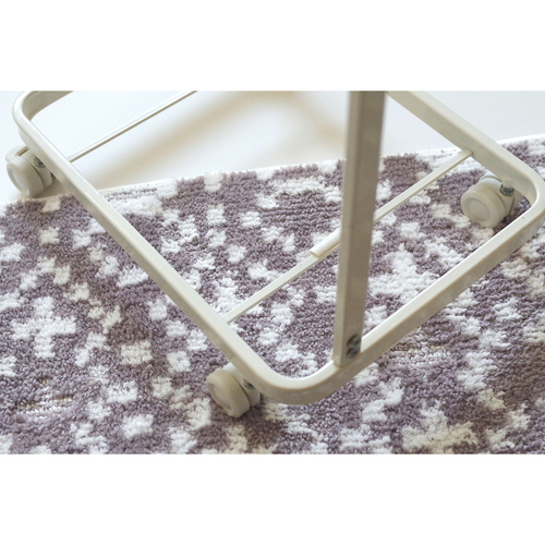 myukaキッチンマット45X120cm　GRY/ジオメトリ 平坦な場所に置かれたジオメトリ模様のマット、全体がグレーのトーンで統一されている様子。