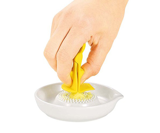 かるラク ムダなく使える薬味ホルダー 透明なホルダーに薬味が整然と並んでいる様子