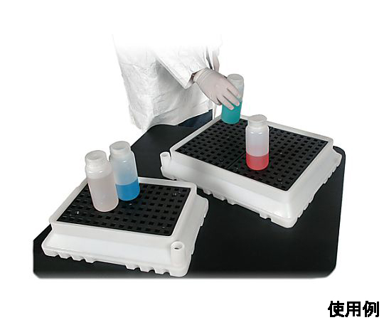 533x431x101mm スピルトレー(卓上) 透明なトレーにドレッシングボトルが並ぶ様子