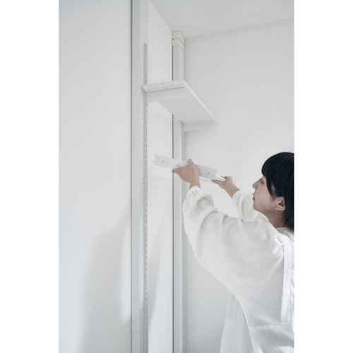 棚　伸縮ラック　70cm　ラブリコ　アイアン　壁面収納　ホワイト 壁に取り付けられたホワイトのアイアンラックが、物が整理整頓されている様子