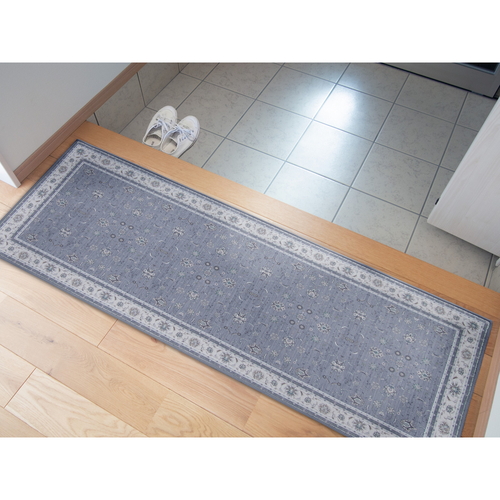 キッチンマット　khastan　インテリアマット45X180cm　グレー 薄いグレーのマットがフラットに敷かれた状態、ふわふわとした質感がわかる。