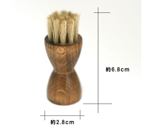 靴用ブラシ(豚毛) 自然な木製のハンドルが付いたブラシの全景、毛先がしっかりと整っている。