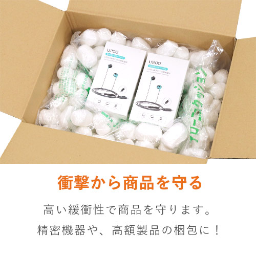 アローエコクッション 紙製・発泡緩衝材（300×300mm小袋・100個入）｜環境に優しい隙間埋め 開いた段ボール箱に整然と並べられた正方形の薄い白い小袋が複数見える状態
