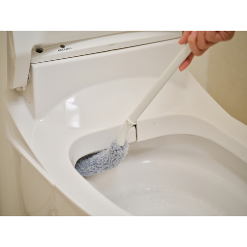 トイレブラシ　トイレバスボンくん奥まで洗いやすいクリーナーケース付き 全体が見えるクリーナーケース付きのブラシ、白いブラシと青いケースが際立つ配置。