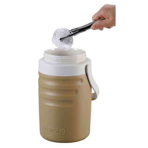 水筒　2L　プラスチック　保冷専用　ニューレックス　ワンタッチ　ハンディーウォータージャグ　キャプテンスタッグ　カーキ 持ち手付きで横向きに置かれたダークカーキ色の容器