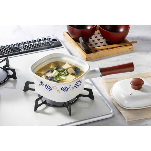 角型片手鍋　ホーロー四角いお鍋　麺ごこち　14　X　14　cm 光沢のあるホーロー仕上げの四角い鍋、ハンドルが右側に位置する状態