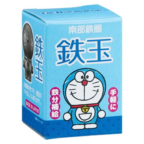 南部鉄玉　ドラえもん 全体が特徴的な形状で、前面に大きな目と口が描かれた鉄製の玉が見える状態
