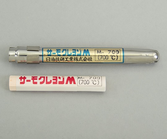 サーモクレヨン(R)M(不可逆性・ペンタイプ)　橙 ペン先が見える角度で撮影されたオレンジ色のクレヨン