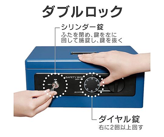 155x130x 85mm 手提げ金庫 明るい背景に置かれた手提げ金庫の正面、開閉可能な金具の詳細が見える。