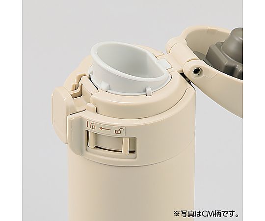 0.2L [ステンレス製]マグボトル（ワンタッチ式/ベージュ） ベージュのステンレス製ボトルが傾いて置かれ、ワンタッチキャップが開いた状態
