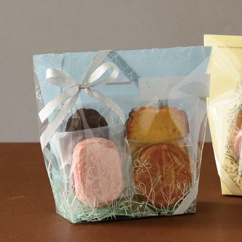 ギフト箱 HAD-SPB1 ハンドドロウフラワースタンドPETクリアBOX-1(10枚) ヘッズ 透明なクリアボックスがスタイリッシュに並べられている様子