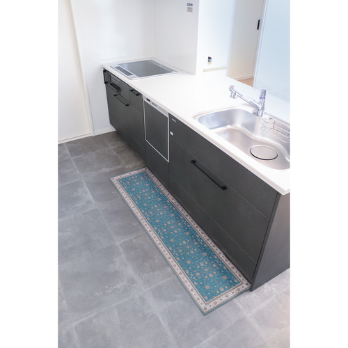 キッチンマット　khastan　インテリアマット45X180cm　ブルー 鮮やかなブルーのマットが床で広がり、模様がはっきりと見える状態
