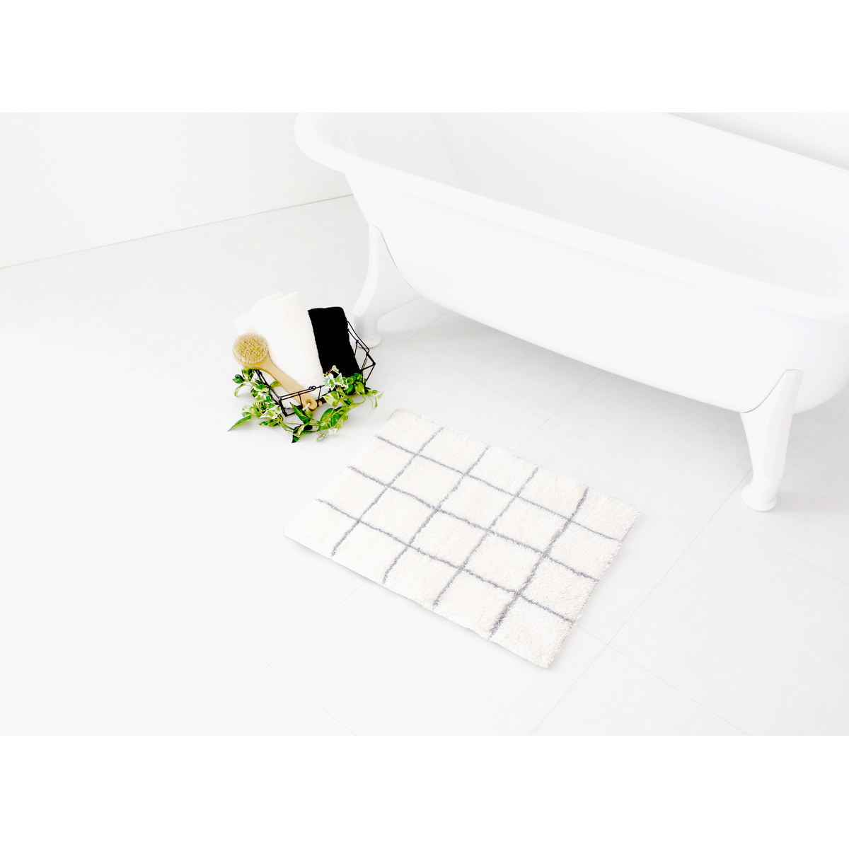 バスマット 乾度良好 モディッシュ 45×60cm ホワイト フワフワとした質感のホワイトカラーのマットが広げられた状態