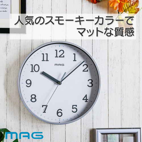 掛け時計　掛時計　ガレット　グレー 文字盤に数字と針が明快に配置された正面から見た状態。